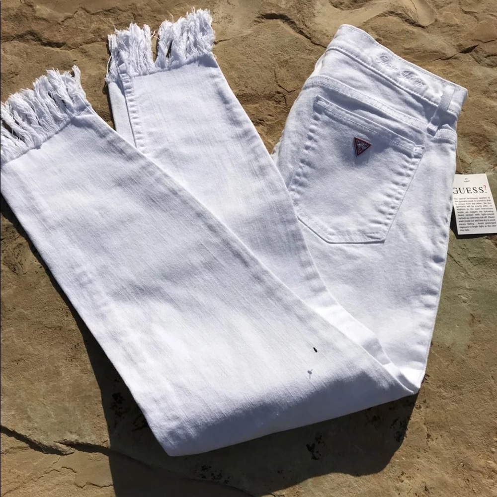 NWT WHITE GUESS CAPRI PANTS